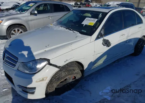 2013 Mercedes-Benz C 300 Luxury 4Matic/Sport 4Matic из США, поврежденный, VIN WDDGF8AB8DR266708